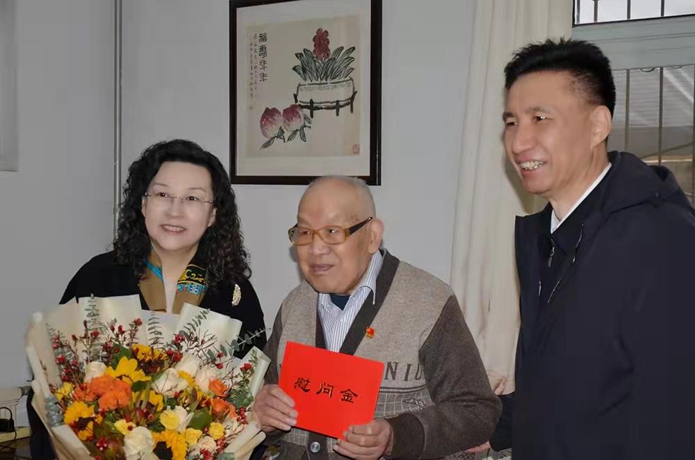 濟(jì)南產(chǎn)發(fā)集團(tuán)黨委副書記、總經(jīng)理黃蓓走訪慰問離休老干部、老黨員